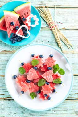 Kalpler ve yıldızlar şeklinde karpuz dilimleri