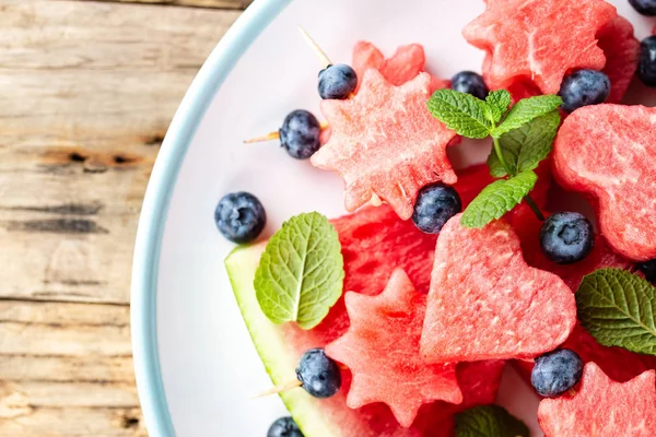 Kalpler ve yıldızlar şeklinde karpuz dilimleri. Gıda arka plan. metin alanı