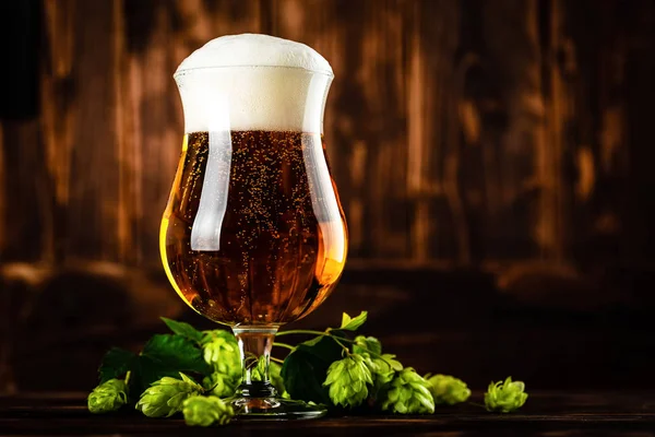 暗い木製の背景にビールグラス — ストック写真
