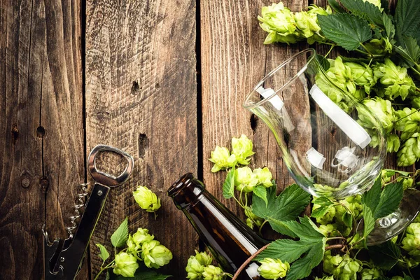 Fond Bière Verre Bière Vide Bouteille Houblon Frais Sur Une — Photo