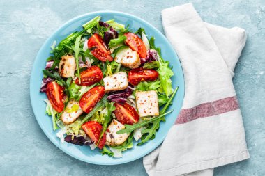 taze sebze ile tavuk göğsü salatası üst görünüm ve bir metin için alan