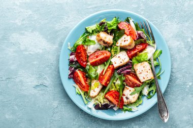 taze sebze ile tavuk göğsü salatası üst görünüm ve bir metin için alan