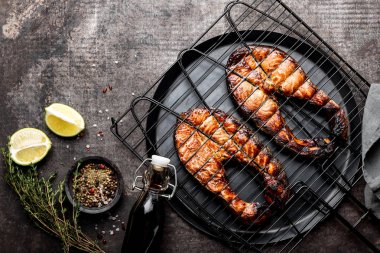 Koyu bir arka plan üst görünümünde demir ızgara Rendelenmiş Somon. Barbekü deniz ürünleri. bir metin için spece
