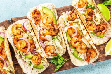 Karidesli taco. Lahana ile deniz ürünleri fajitas, soğan, tortilla maydanoz ahşap kesme tahtası üzerinde servis