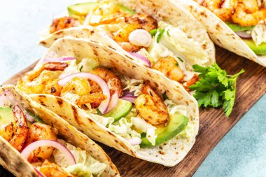 Karidesli taco. Lahana ile deniz ürünleri fajitas, soğan, tortilla maydanoz ahşap kesme tahtası üzerinde servis