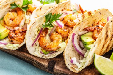 Karidesli taco. Lahana ile deniz ürünleri fajitas, soğan, tortilla maydanoz ahşap kesme tahtası üzerinde servis