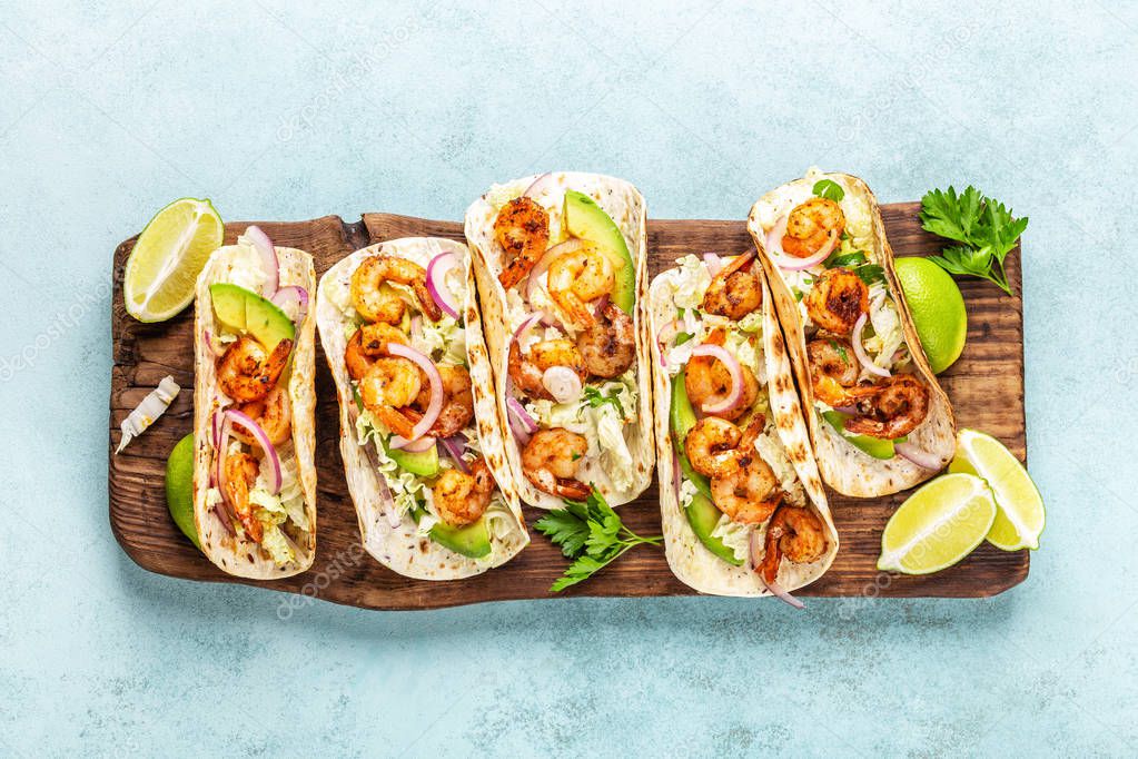 Tacos de camarón. Fajitas de mariscos con repollo, cebolla, perejil en