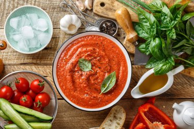 Gazpacho çorbası. Geleneksel İspanyol soğuk domates çorbası taze çiğ sebzeler ahşap masa manzaralı yemek malzemeleri.
