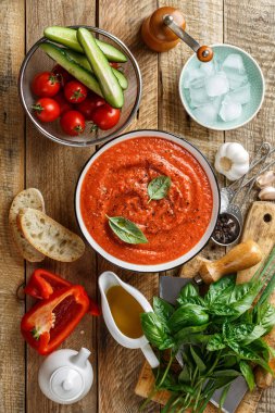 Gazpacho çorbası. Geleneksel İspanyol soğuk domates çorbası taze çiğ sebzeler ahşap masa manzaralı yemek malzemeleri.