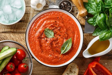 Gazpacho çorbası. Geleneksel İspanyol soğuk domates çorbası taze çiğ sebzeler ahşap masa manzaralı yemek malzemeleri.