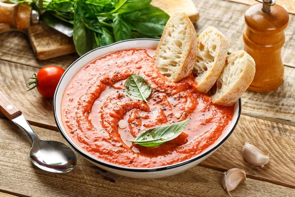 Zupa Gazpacho Tradycyjna Hiszpańska Zupa Pomidorowa Świeżych Warzyw Surowych — Zdjęcie stockowe