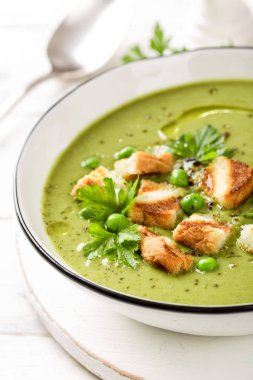 Bezelye çorbası. Izgara tost ile servis edilen bir kapta yeşil bezelye püresi çorbası, üst görünümü
