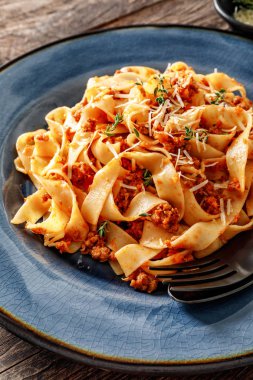 Makarna bolonez. Domates ve kıyma soslu geleneksel İtalyan makarnası. Parmesan peyniri ve kekik ile servis ediliyor.