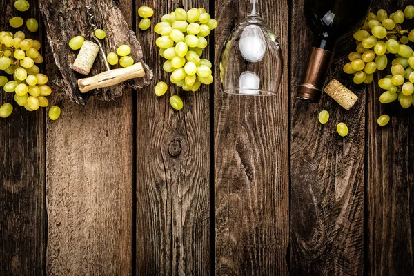 Sfondo Vino Bottiglia Vino Aperta Bicchiere Vino Rami Uva Bianca — Foto Stock