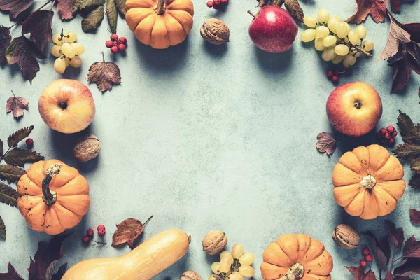 秋の葉やカボチャや様々な収穫の果物やテキストのための空白スペースの秋の背景は 感謝祭やハロウィーンや別の秋の休日のために使用することができます — ストック写真
