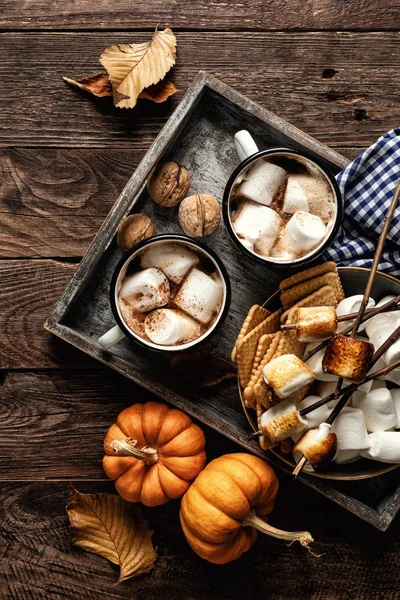 Warme Chocolade Cacaodrank Marshmallows Mokken Andere Zoetigheden Geserveerd Rustieke Houten — Stockfoto