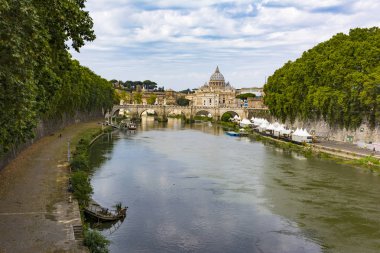 Roma, İtalya mesafede Saint Peter's kubbe ile Tiber Nehri'nin panoramik görünümü