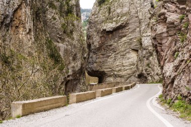 Karpenissi - Proussos road, Evrytania, Orta Yunanistan üzerinde Karpenisiotis Nehri yanındaki Kleidi geçiş.