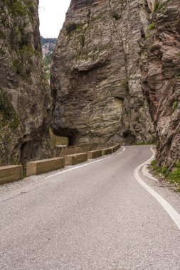 Karpenissi - Proussos road, Evrytania, Orta Yunanistan üzerinde Karpenisiotis Nehri yanındaki Kleidi geçiş.