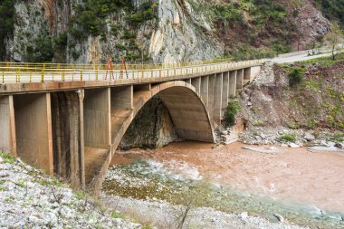 Dipotama alanda Evrytania KARPENISI kasabadan Proussos Manastırı'na giden köprüde kemer.