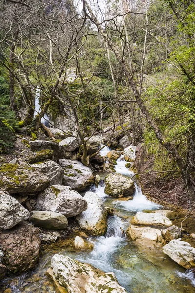 Pequeño Río Sendero Mavri Spilia Literalmente Cueva Negra Cerca Aldea — Foto de Stock