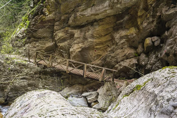 Puente Madera Camino Mavri Spilia Literalmente Cueva Negra Cerca Aldea — Foto de Stock