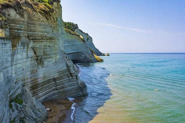 Loggas beach, Peroulades, Corfu Island, Yunanistan. Logga plaj biridir en özel adanın bir çok dar, kumlu plajda son yukarıya dik, dikey kayalıklarla ile.