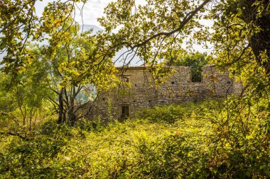 Taştan yapılmış evde Pantokrator Mountain, Corfu Island, Yunanistan eski Perithia terk edilmiş. Eski Perithia bir hayalet köydür Corfu Kuzey tarafında.