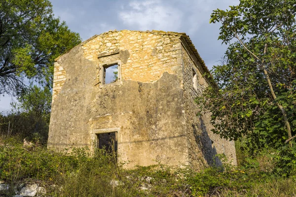 Perithia 在希腊科孚岛 Pantokrator 山旧的废弃的石头建造的房子 Perithia 是科孚北端的鬼村 — 图库照片