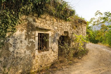 Taştan yapılmış evde Pantokrator Mountain, Corfu Island, Yunanistan eski Perithia terk edilmiş. Eski Perithia bir hayalet köydür Corfu Kuzey tarafında.