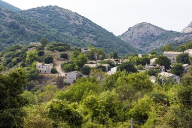 Taştan yapılmış evlerde Pantokrator Mountain, Corfu Island, Yunanistan eski Perithia terk edilmiş. Eski Perithia bir hayalet köydür Corfu Kuzey tarafında.