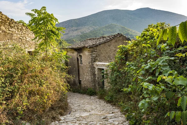 Taştan yapılmış evlerde Pantokrator Mountain, Corfu Island, Yunanistan eski Perithia terk edilmiş. Eski Perithia bir hayalet köydür Corfu Kuzey tarafında.