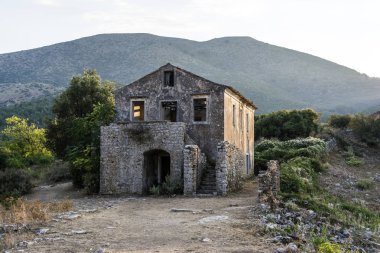 Taştan yapılmış evde Pantokrator Mountain, Corfu Island, Yunanistan eski Perithia terk edilmiş. Eski Perithia bir hayalet köydür Corfu Kuzey tarafında.