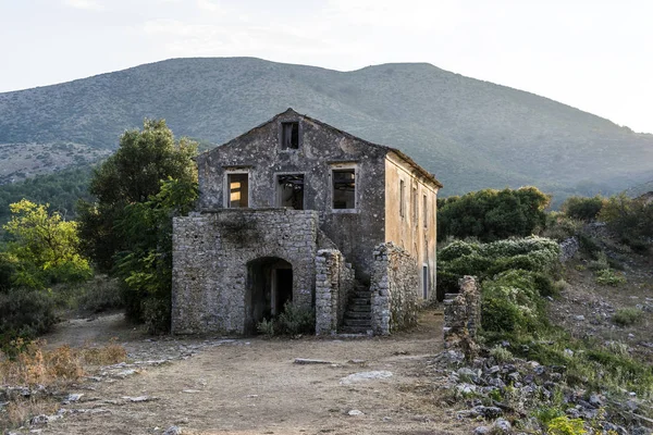 放棄された聖パントクラトール山 コルフ島 ギリシャの古い Perithia で石造りの家 Perithia ケルキラ島の北側の幽霊村 — ストック写真