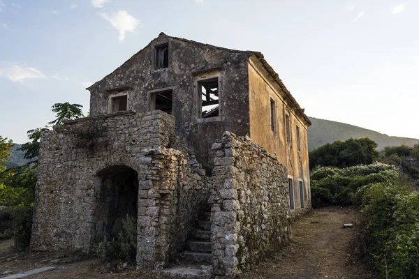 Velha Casa Abandonada Construída Pedra Old Perithia Montanha Pantokrator Ilha — Fotografia de Stock