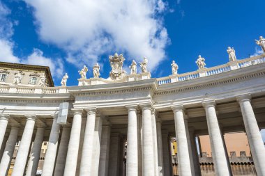 Saint Peter's Square, Vatikan sütunlarda.