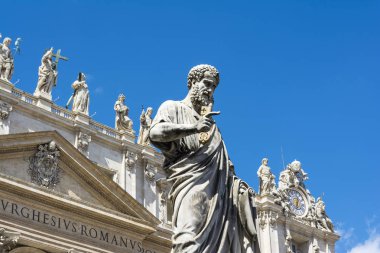 St. Peter St. Peter's Meydanı, Vatikan Şehri'heykelinin düşük açılı görünüş.