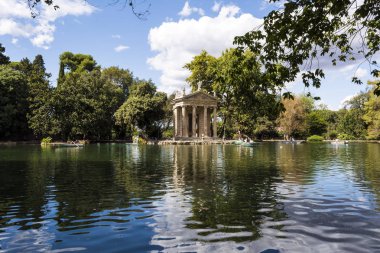 Rome, İtalya - 03 Eylül 2017: Tapınak Asklepios Villa Borghese göle.