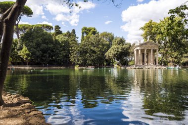 Rome, İtalya - 03 Eylül 2017: Tapınak Asklepios Villa Borghese göle.