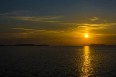 Yunanistan 'ın Korfu adasının Peroulades köyündeki Logas plajında güzel bir gün batımı.