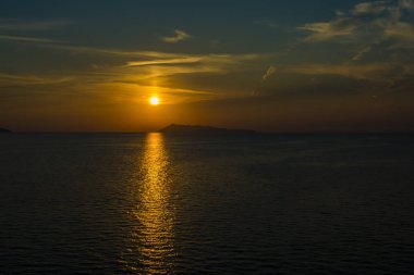 Yunanistan 'ın Korfu adasının Peroulades köyündeki Logas plajında güzel bir gün batımı.