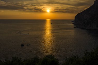 Paleokastritsa Manastırı, Korfu Adası, Yunanistan 'dan güzel bir gün batımı manzarası.