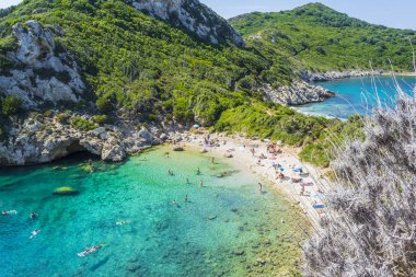 Corfu, Yunanistan - 23 Ağustos 2018: Turist ziyaret gizli Porto Timoni Çift Kişilik beach Corfu Island, Yunanistan.