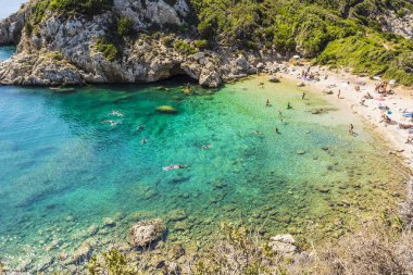 Corfu, Yunanistan - 23 Ağustos 2018: Turist ziyaret gizli Porto Timoni Çift Kişilik beach Corfu Island, Yunanistan.