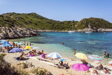 Corfu, Yunanistan - 23 Ağustos 2018: Turist ziyaret gizli Porto Timoni Çift Kişilik beach Corfu Island, Yunanistan.