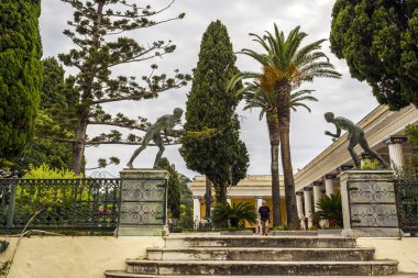 Achilleion palace, Corfu, Yunanistan - 24 Ağustos 2018: iki bronz rayları üzerinde Achilleion Sarayı princess Sissy: Korfu, Yunanistan
