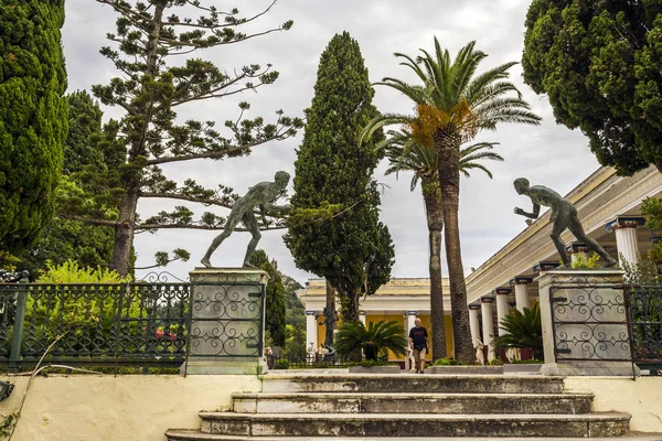 Achilleion Palace Corfu Yunanistan Ağustos 2018 Iki Bronz Rayları Üzerinde — Stok fotoğraf