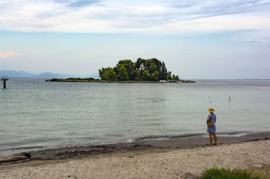 Pontikonisi, Corfu, Yunanistan - 24 Ağustos 2018: Corfu Yunanistan Pontikonisi - Mouse Adası - arayan kadın.