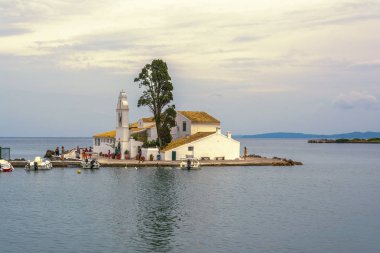 Vlacherna Manastırı: Korfu, Yunanistan. Bir koyda ortasında küçük Manastırı.