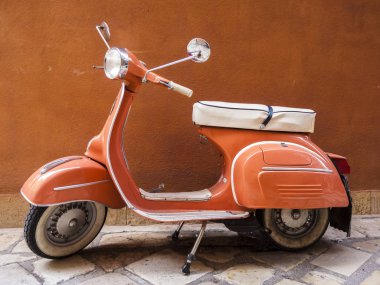 Corfu, Yunanistan - 25 Ağustos 2018: Vespa scooter sokak Corfu Yunanistan